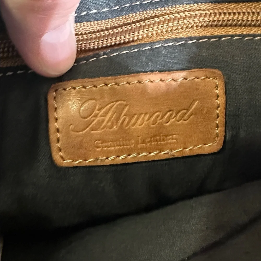 Ashwood Crossbody - Picture 5 of 7